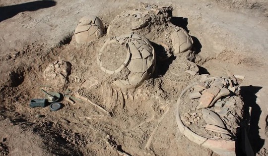 Khai quật ngôi mộ cổ, phát hiện đầy vàng và đá quý