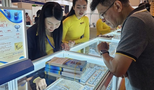 Giá vàng hôm nay 10-11: Vừa mở cửa, tăng trở lại