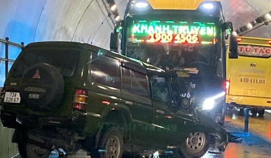 Tai nạn xe khách với ô tô 7 chỗ, 2 người tử vong trong hầm Đèo Ngang