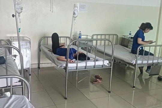 TP Hồ Chí Minh: 50 công nhân nhập viện sau bữa ăn trưa tại công ty