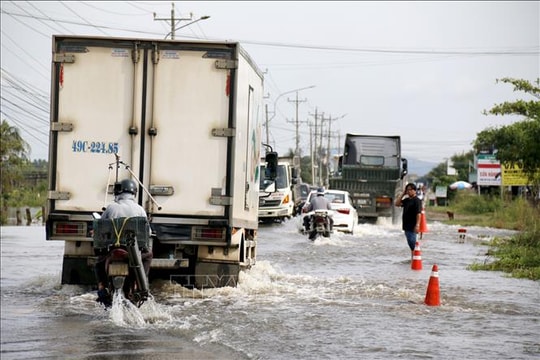 Lâm Đồng: Nhiều hộ dân và đường giao thông ngập sâu trong nước