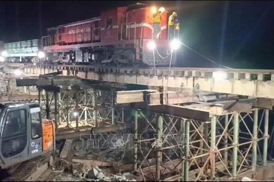 Chính thức thông tuyến đường sắt Bắc - Nam sau 4 ngày bị sạt lở do bão số 13