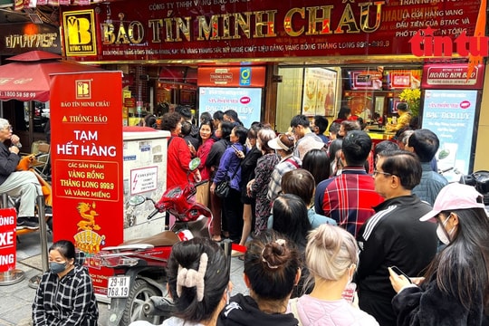 Giá vàng hồi phục, người dân xếp hàng mua xuyên trưa