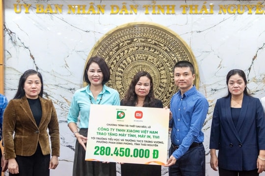 Báo Dân trí trao tặng hơn 280 triệu đồng tới 2 trường học tại Thái Nguyên