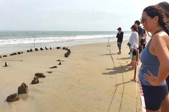 Du khách đến check-in tàu gỗ cổ xuất hiện lại ở bãi biển Hội An