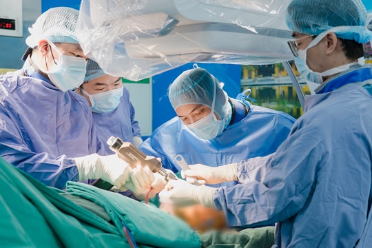 BVĐK Hồng Ngọc cộng tác quốc tế nghiên cứu kết hợp xương ổ cối