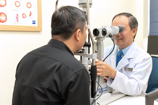 Mắt nhìn thấy đốm đen có tự khỏi không?