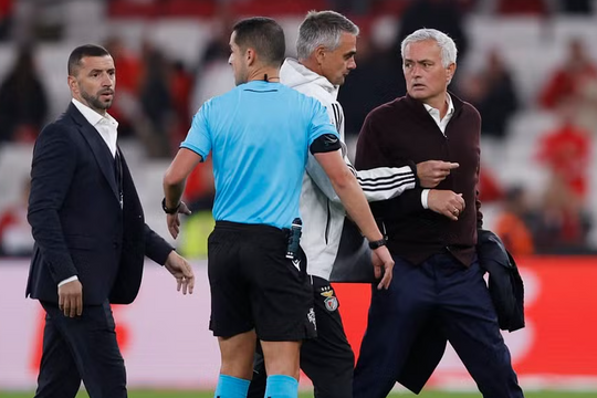 Mourinho công kích trọng tài ở giải Bồ Đào Nha