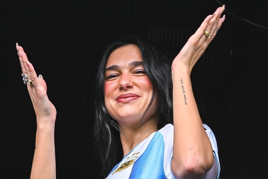 Dua Lipa gây sốt ở trận Siêu kinh điển Argentina