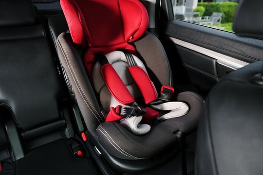 Ôtô chở trẻ em bắt buộc có thiết bị an toàn từ 2026: phụ huynh nên mua loại nào?