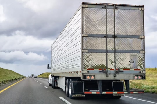 Xe đầu kéo có thể bị cấm chạy làn 1 cao tốc ở bang Mỹ