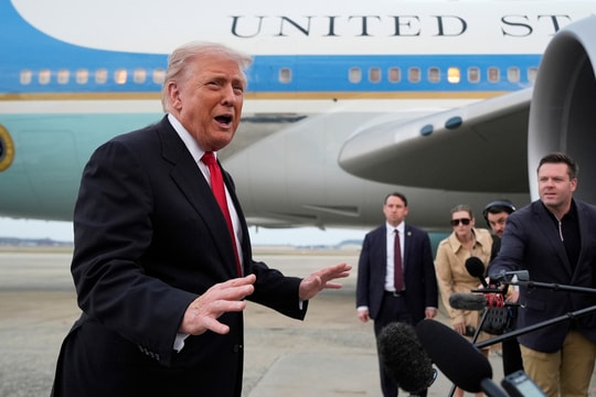 Ông Trump ra 'tối hậu thư' với kiểm soát viên không lưu