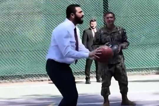 Lãnh đạo Syria chơi bóng rổ với quan chức Mỹ