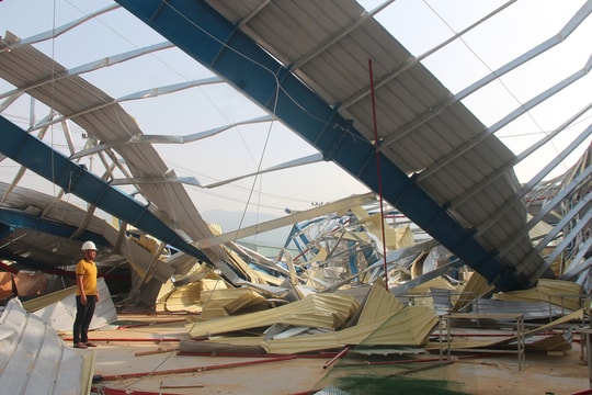 Nhà xưởng, khu công nghiệp tan hoang sau bão Kalmaegi