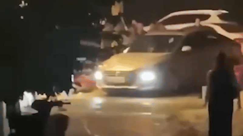 Nhiều người bao vây, đập phá ôtô