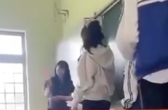 Cô giáo mất việc vì đánh học sinh trả lời sai