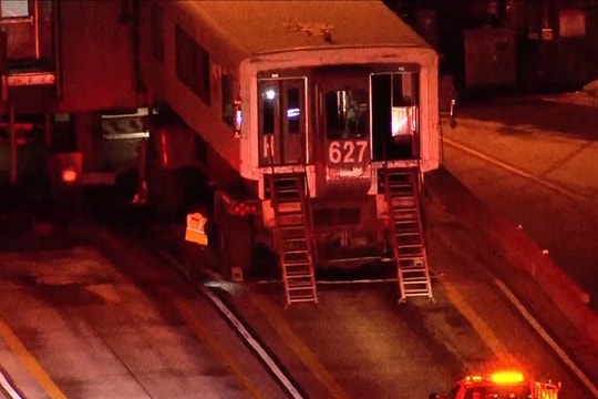 Xe chở khách lao vào sảnh sân bay Mỹ, 18 người bị thương