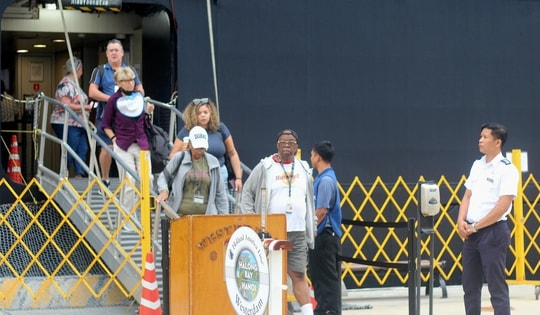 Hai siêu du thuyền hạng sang đưa 3.100 khách du lịch quốc tế đến Quảng Ninh