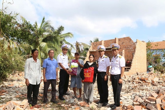 Hải quân trao 400 suất quà tặng các gia đình ở Đắk Lắk bị thiệt hại sau bão số 13