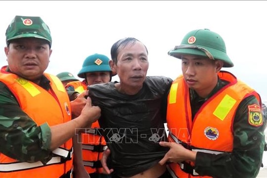 Cứu sống 8 ngư dân bị chìm tàu tại cửa biển Nhật Lệ