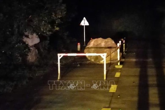 Lập rào chắn cảnh báo vị trí tảng đá nặng hàng tấn lăn xuống đường Hồ Chí Minh nhánh Tây