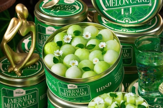 Khám phá Emerald Melon Cake: Chiếc bánh với sắc xanh độc đáo từ The 350F