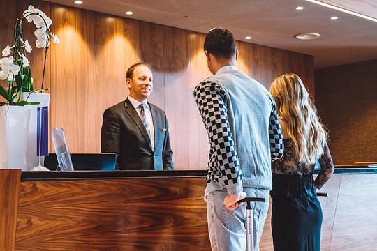 Đã trả hết tiền, có giữ được phòng khách sạn nếu đến muộn?