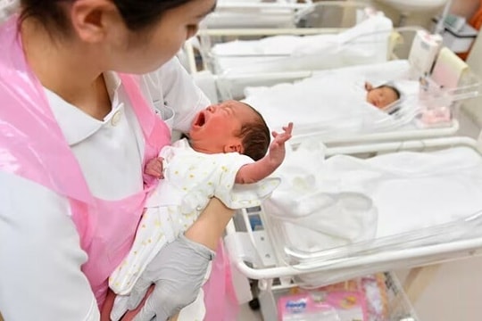 Nhật Bản 'vung tiền' khuyến sinh