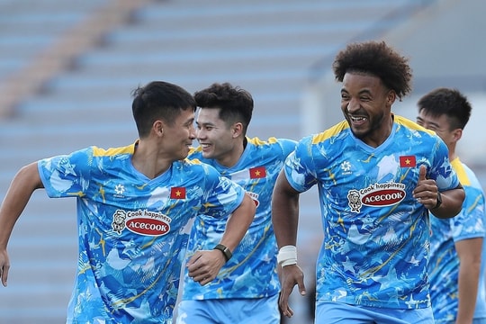 Xuân Son cười hết cỡ trên sân tập của tuyển Việt Nam