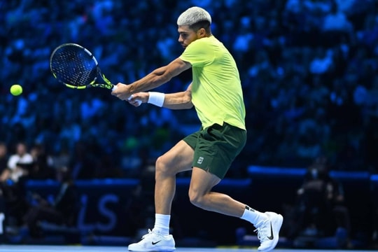Alcaraz thắng ngược ở ATP Finals