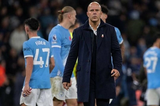 Carragher: 'Liverpool tuột dốc vì Slot thích chơi đẹp'