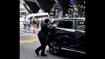 Malaysia giải thích về màn bám cửa xe của nữ cảnh vệ