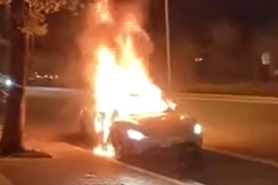 Xe điện Xiaomi bốc cháy khi vừa dỡ xuống từ xe kéo