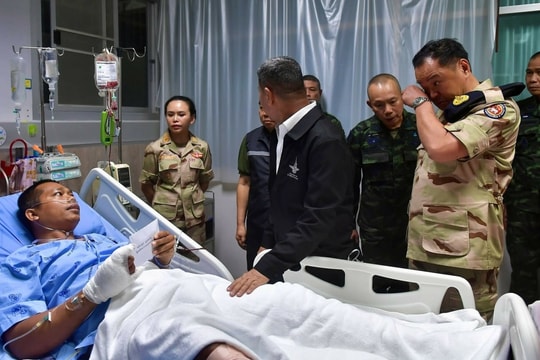 Thủ tướng Thái Lan bật khóc khi thăm binh sĩ bị thương vì nổ mìn