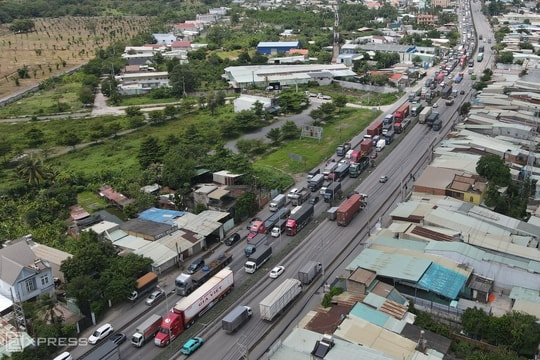 Tách làn ôtô tải nặng và xe máy trên hai tuyến cửa ngõ TP HCM