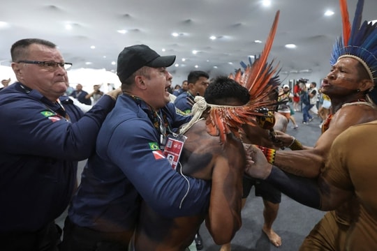 Thổ dân Brazil xông vào nơi tổ chức hội nghị khí hậu Liên Hợp Quốc