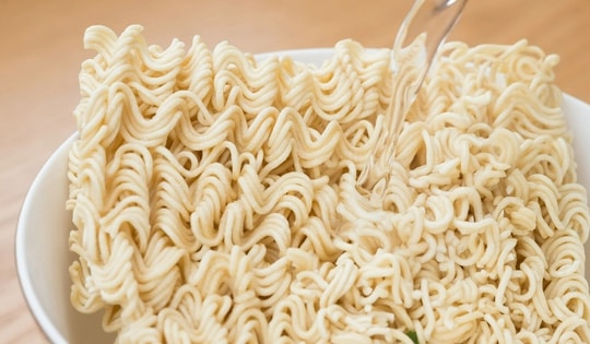 Cậu bé đau bụng dữ dội, tử vong sau khi ăn mì chưa nấu chín