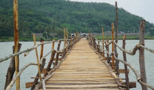 Cầu Ông Cọp- cây cầu gỗ dài nhất Việt Nam sập hoàn toàn sau bão lũ
