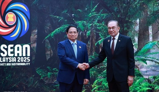 Thủ tướng Malaysia đón Thủ tướng Phạm Minh Chính dự Hội nghị cấp cao ASEAN