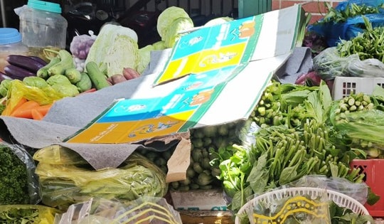 Bà nội trợ "giật mình" vì giá rau củ tăng chóng mặt