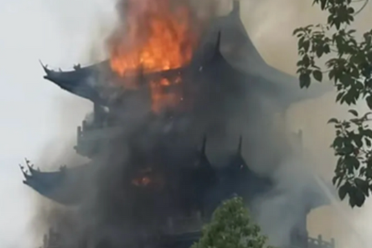 Khoảnh khắc ngôi chùa 1.500 tuổi ở Trung Quốc bị thiêu rụi