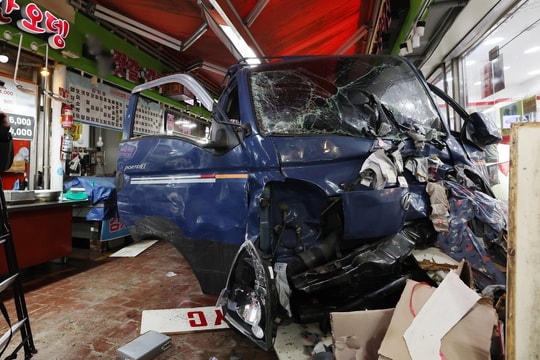 Hàn Quốc: Xe tải đâm vào chợ, 20 người thương vong