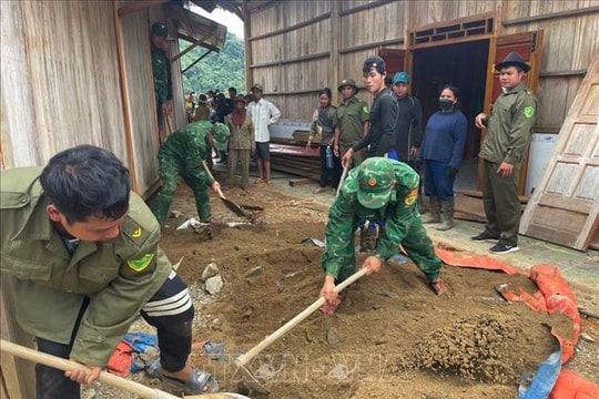 Di chuyển nguyên vẹn 4 ngôi nhà vùng nguy cơ sạt lở núi đến nơi an toàn