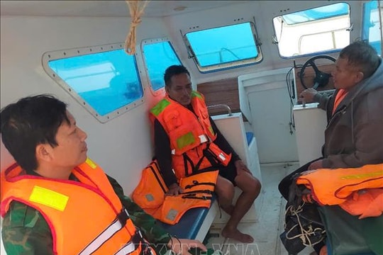 Cứu 3 ngư dân bị chìm tàu cá trên biển