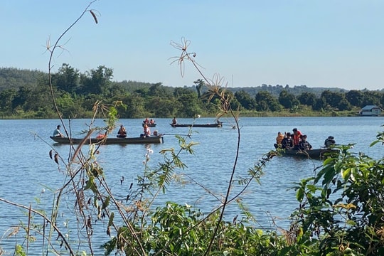 Lật thuyền, một người bị nước cuốn mất tích