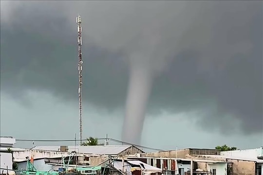 Xuất hiện vòi rồng trên vùng biển Cà Mau