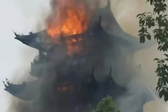 Chùa gần 2.000 năm ở Trung Quốc bị lửa thiêu rụi phần mái