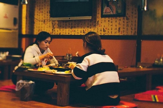 Tranh cãi nhà hàng không tiếp khách đi một mình