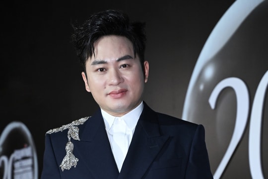 Tùng Dương diện đồ gần nửa tỷ đồng đi xem show