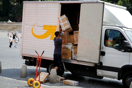 Châu Âu sắp áp phí hàng giá trị thấp từ Trung Quốc